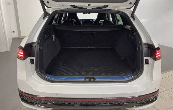 VOLKSWAGEN PASSAT 2.0 TDI EVO SCR 150 DSG7 R-Line photo 14 2125741
