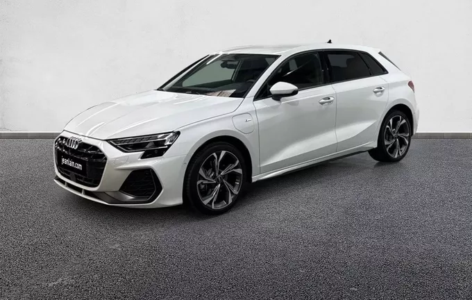 AUDI A3 Sportback TFSI e Hybride rechargeable 204 S tronic 6 S line extérieur trois quart avant gauche 5987