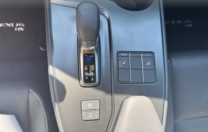 LEXUS UX 300h 2WD F SPORT Design photo 13 147985