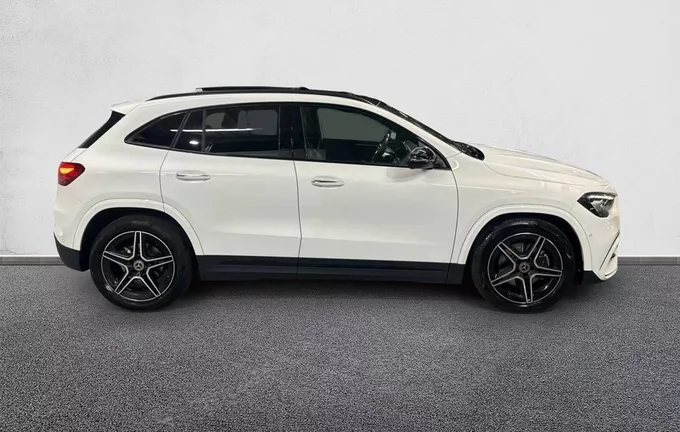 MERCEDES GLA 180 d 8G-DCT AMG Line extérieur côté droit 2132081