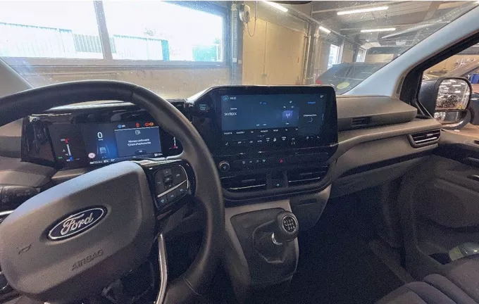 FORD TOURNEO Custom 320 L2H1 2.0 EcoBlue 150 ch Titanium extérieur trois quart avant droit 106293