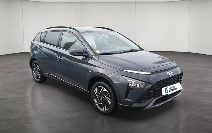 HYUNDAI BAYON 1.0 T-GDi 100 DCT-7 Hybrid 48V Intuitive extérieur trois quart avant droit 14081