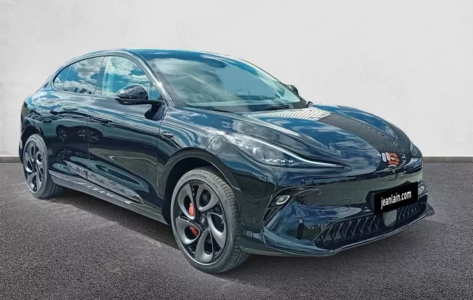 MG IM6 4WD extérieur trois quart avant droit 9576