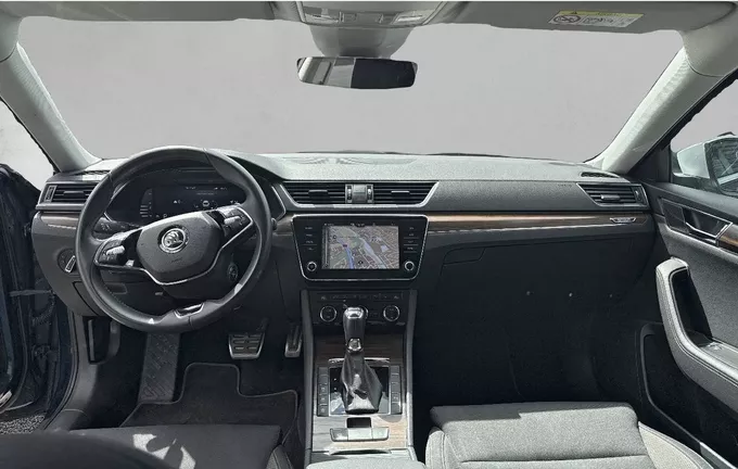SKODA SUPERB Combi 2.0 TDI 200 SCR DSG7 4x4 Scout extérieur trois quart avant droit 2128473