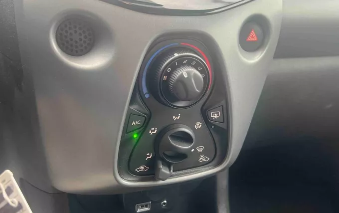 TOYOTA AYGO 1.0 VVT-i x-play photo 13 1104019