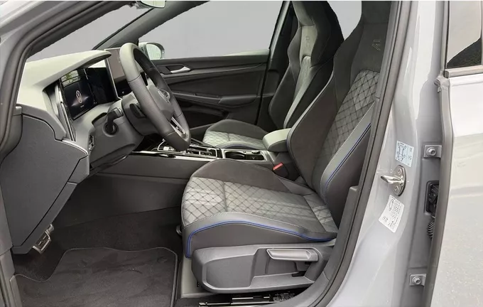 VOLKSWAGEN GOLF 1.5 eTSI EVO2 150 DSG7 R-Line Edition extérieur trois quart arrière droit 9711