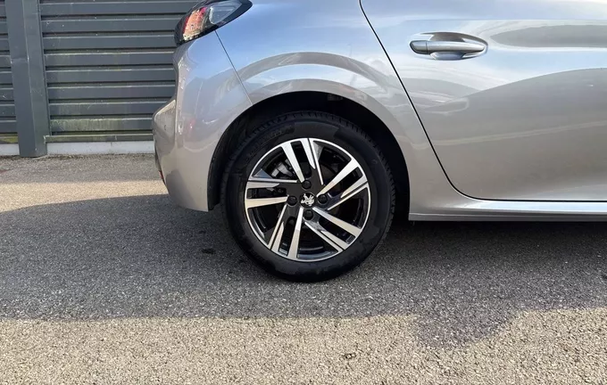 PEUGEOT 208 PureTech 130 S&S EAT8 Allure Pack photo 9 2130056