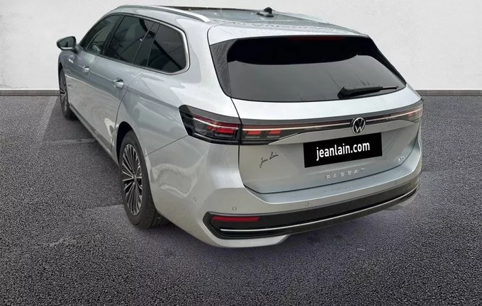 VOLKSWAGEN PASSAT 1.5 eTSI OPF 150 DSG7 Elegance extérieur trois quart arrière gauche 4668