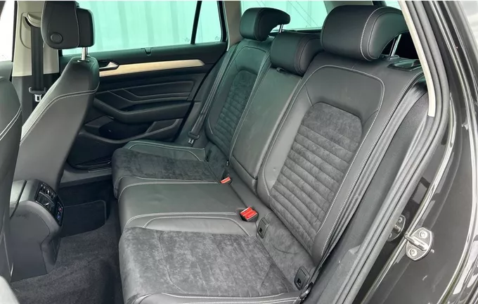 VOLKSWAGEN PASSAT SW 2.0 TDI 190 DSG7 4Motion Lounge extérieur arrière 213063