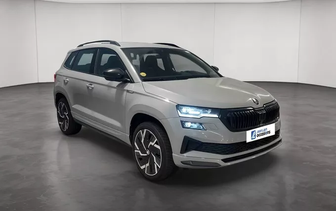 SKODA KAROQ 2.0 TDI 150 ch SCR DSG7 4x4 Sportline extérieur trois quart avant droit 2131890