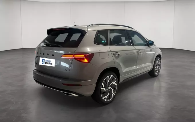 SKODA KAROQ 2.0 TDI 150 ch SCR DSG7 4x4 Sportline extérieur trois quart arrière droit 2131890