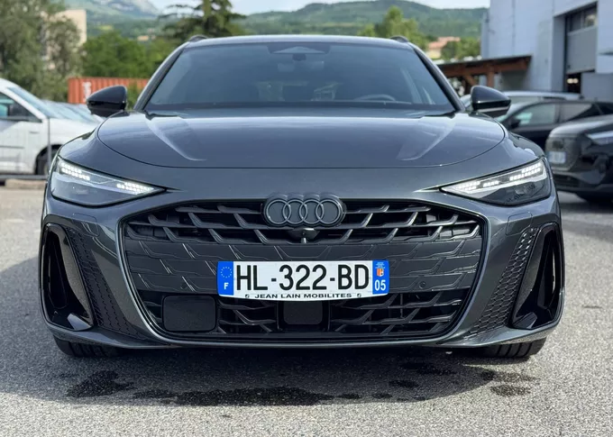AUDI A6 Avant TDI 204 ch S tronic 7 S line extérieur trois quart avant gauche 0473