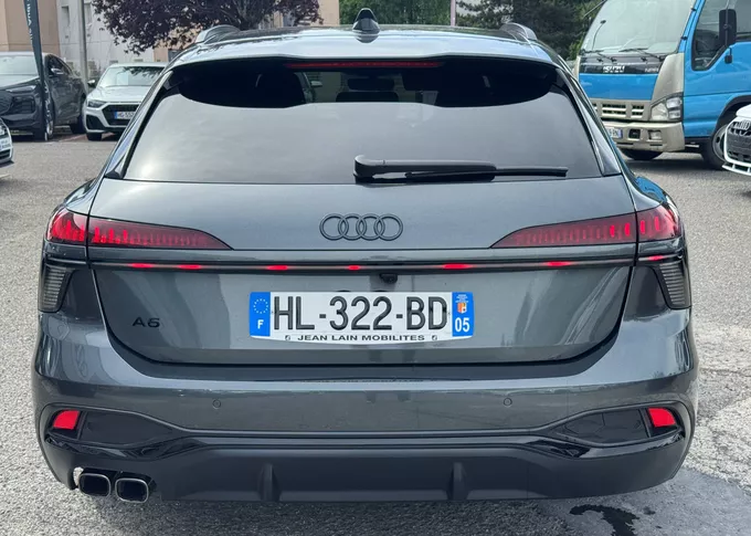 AUDI A6 Avant TDI 204 ch S tronic 7 S line extérieur trois quart avant droit 0473