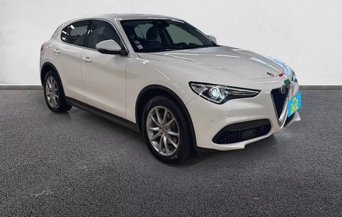 ALFA ROMEO STELVIO 2.0T 280 ch Q4 AT8 Lusso extérieur trois quart avant droit 213413