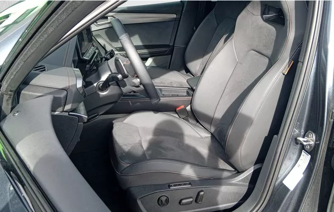CUPRA LEON Sportstourer 1.5 eTSI Hybrid 150 ch DSG7 V extérieur trois quart arrière droit 0421