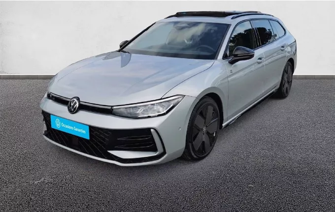 VOLKSWAGEN PASSAT 1.5 eTSI OPF 150 DSG7 R-Line extérieur trois quart avant gauche 460509