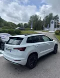 Miniature SKODA KAROQ 1.5 TSI Evo 2 150 ch ACT DSG7 Sportline extérieur trois quart avant droit 0895