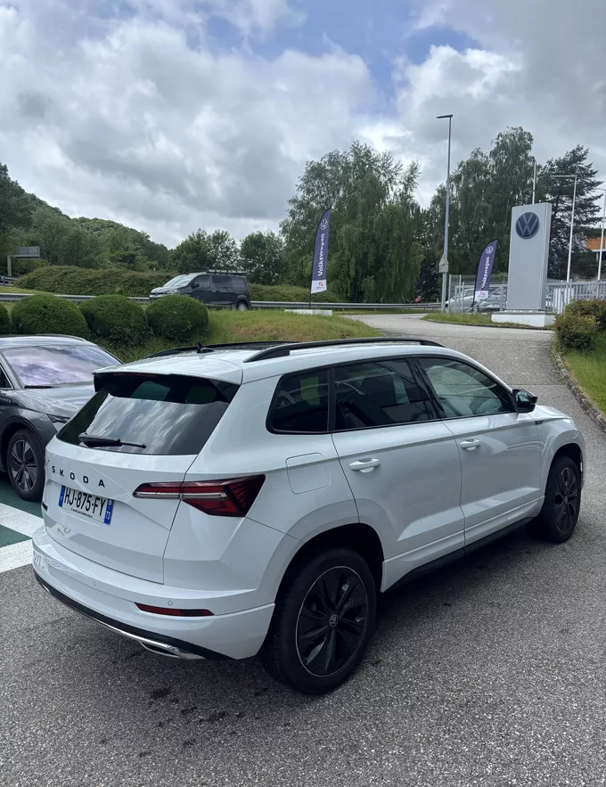 SKODA KAROQ 1.5 TSI Evo 2 150 ch ACT DSG7 Sportline extérieur trois quart avant droit 0895