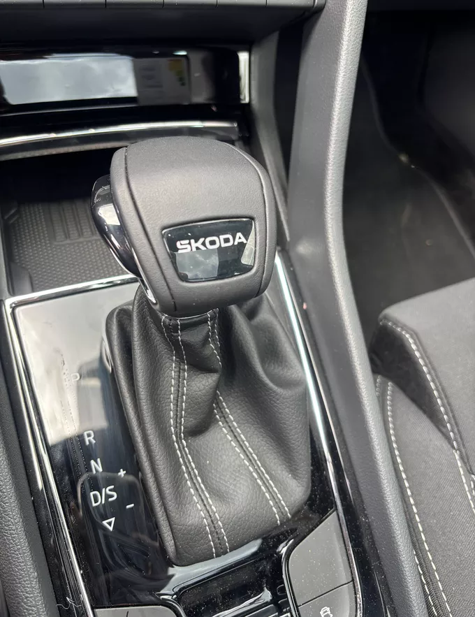 SKODA KAROQ 1.5 TSI Evo 2 150 ch ACT DSG7 Sportline extérieur trois quart arrière droit 0895