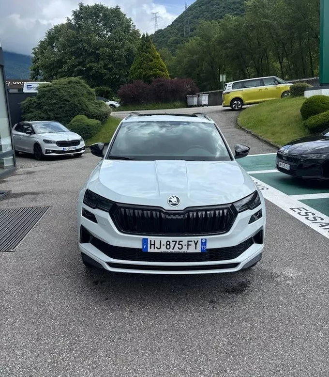 SKODA KAROQ 1.5 TSI Evo 2 150 ch ACT DSG7 Sportline extérieur trois quart arrière gauche 0895