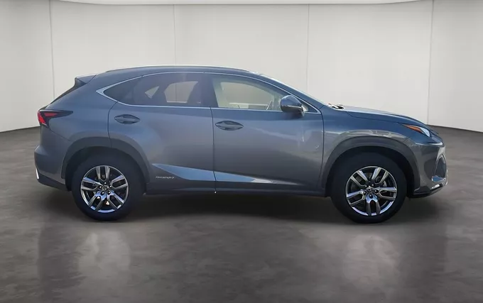 LEXUS NX 300h 4WD Luxe extérieur côté droit 110450
