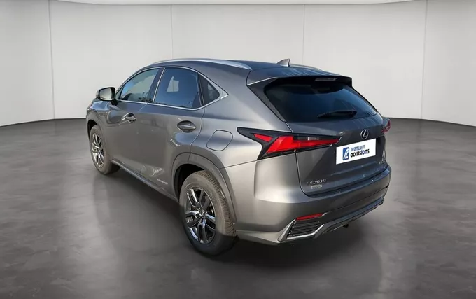 LEXUS NX 300h 4WD Luxe extérieur trois quart arrière gauche 110450