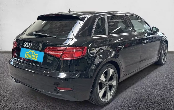 AUDI A3 Sportback 35 TFSI CoD 150 S tronic 7 Midnight Series extérieur trois quart arrière droit 213679