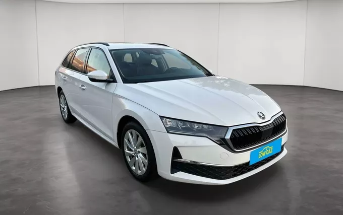 SKODA OCTAVIA Combi 1.5 TSI Hybrid 116 ch ACT DSG7 Selection extérieur trois quart avant droit 213734