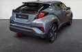 Miniature TOYOTA C-HR Hybride 1.8L Design extérieur trois quart arrière droit 