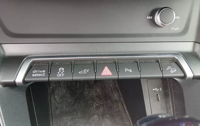 AUDI Q3 45 TFSIe 245 ch S tronic 6 S line photo 26 2132075