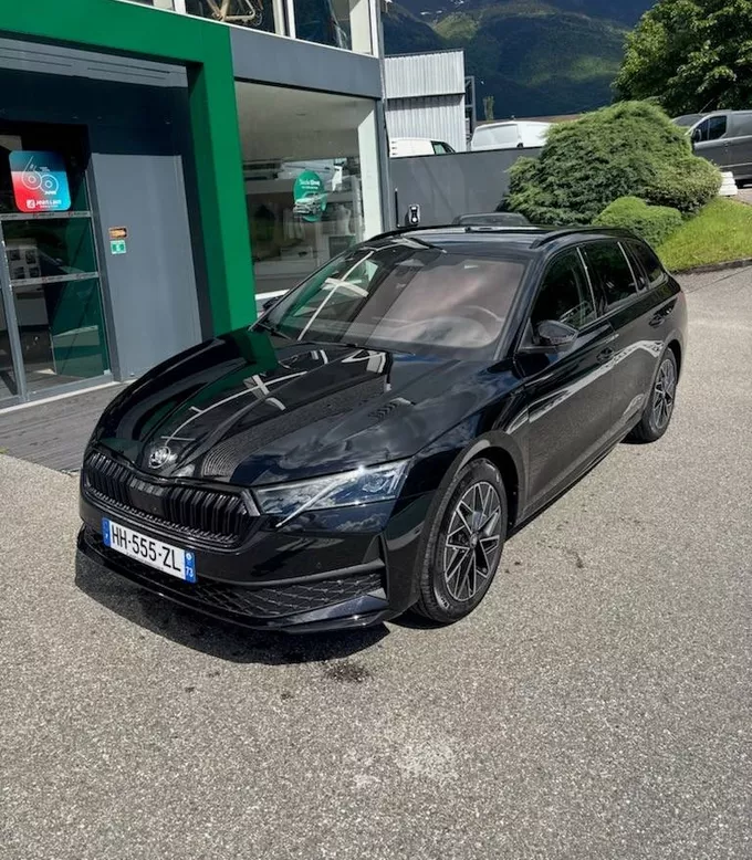 SKODA OCTAVIA Combi 1.5 TSI Hybrid 150 ch ACT DSG7 Sportline extérieur trois quart avant gauche 3607