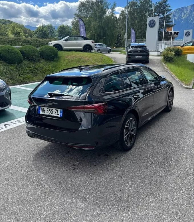 SKODA OCTAVIA Combi 1.5 TSI Hybrid 150 ch ACT DSG7 Sportline extérieur trois quart arrière droit 3607