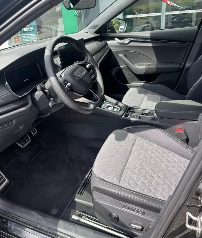 SKODA OCTAVIA Combi 1.5 TSI Hybrid 150 ch ACT DSG7 Sportline extérieur trois quart arrière gauche 3607