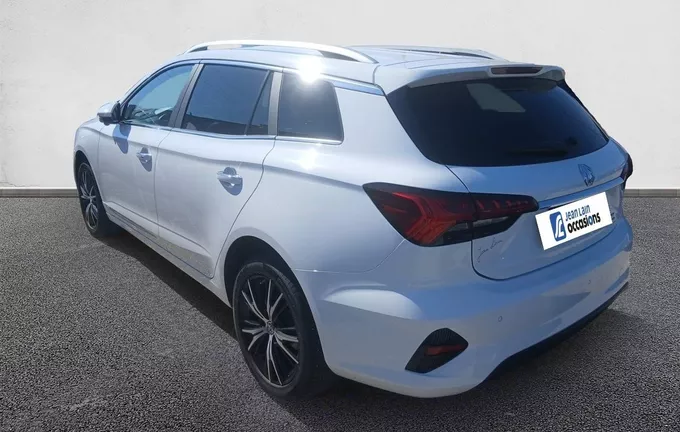 MG MG5 Autonomie Etendue 61kWh - 115 kW 2WD Luxury extérieur trois quart arrière gauche 