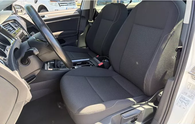 VOLKSWAGEN GOLF 1.0 TSI 85 BVM5 Trendline extérieur trois quart arrière droit 213143