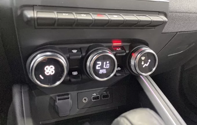 RENAULT CLIO E-Tech full hybrid 145 Techno photo 14 2132857