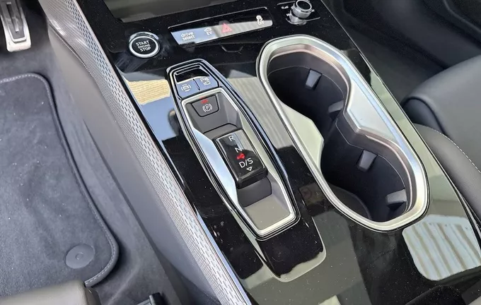 AUDI A6 Avant e-hybrid 367 ch S tronic 7 Quattro S line photo 13 9160