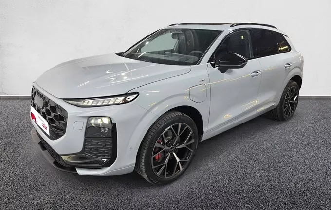 AUDI Q3 HYBRIDE Q3 e-hybrid 272 ch S tronic 6 S line extérieur trois quart avant gauche 9548