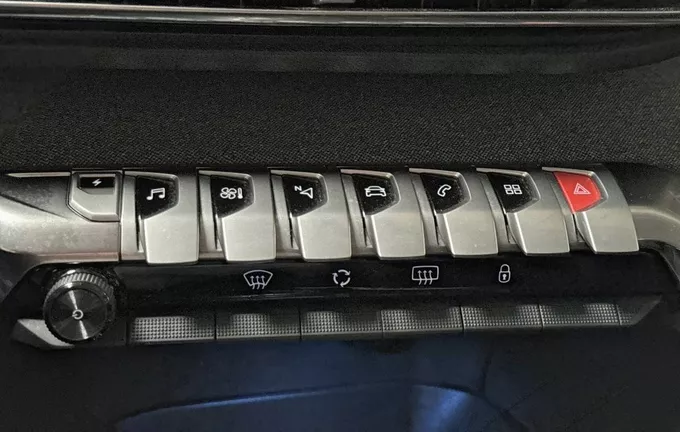 PEUGEOT 3008 Hybrid4 300 e-EAT8 Allure Pack photo 21 2127796