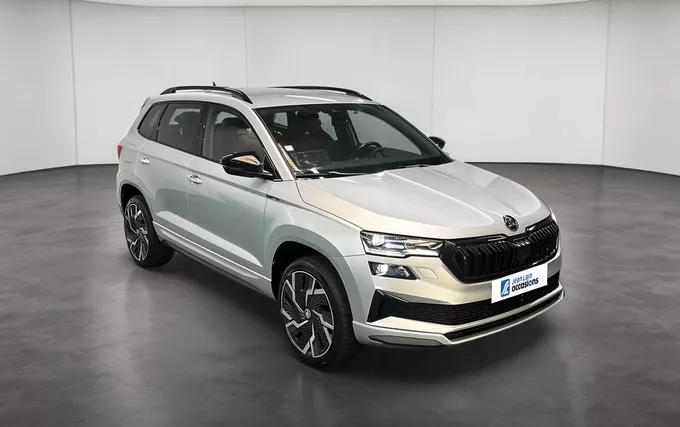 SKODA KAROQ 1.5 TSI 150 ch ACT DSG7 Sportline extérieur trois quart avant droit 2133045