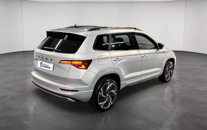SKODA KAROQ 1.5 TSI 150 ch ACT DSG7 Sportline extérieur trois quart arrière droit 2133045