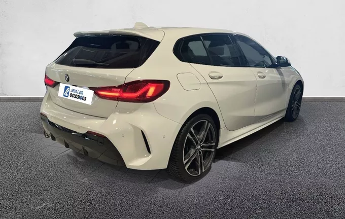 BMW SERIE 1 118i 136 ch DKG7 M Sport extérieur trois quart arrière droit 2129701