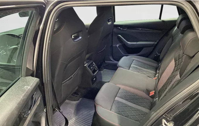 SKODA OCTAVIA Combi 2.0 TSI 245 ch RS extérieur trois quart arrière droit 2124366