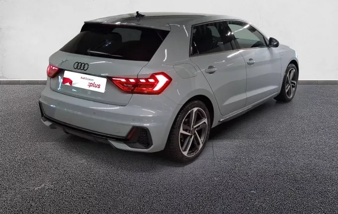 AUDI A1 Sportback 30 TFSI 116 ch S tronic 7 Black Edition extérieur trois quart arrière droit 2132486