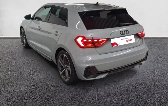 AUDI A1 Sportback 30 TFSI 116 ch S tronic 7 Black Edition extérieur trois quart arrière gauche 2132486