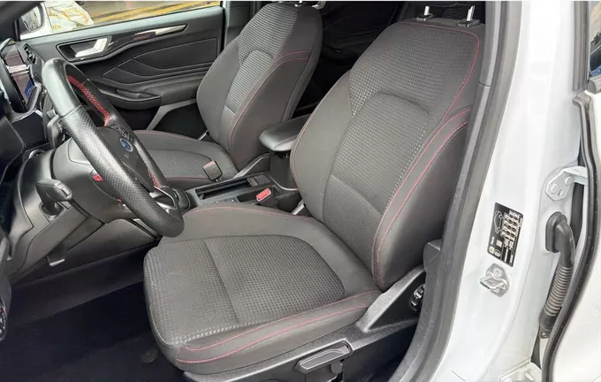 FORD FOCUS 1.0 EcoBoost 125 S&S ST Line extérieur trois quart arrière droit 213323