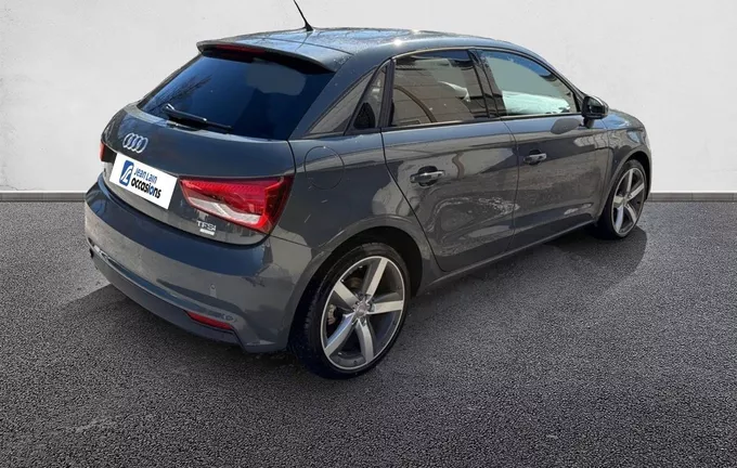 AUDI A1 Sportback 1.0 TFSI ultra 95 Ambiente extérieur trois quart arrière droit 560331