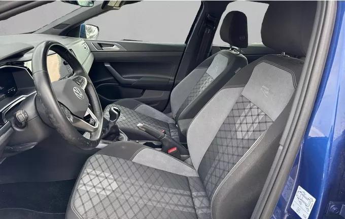 VOLKSWAGEN POLO 1.0 TSI 95 S&S BVM5 R-Line extérieur trois quart arrière droit 2116478