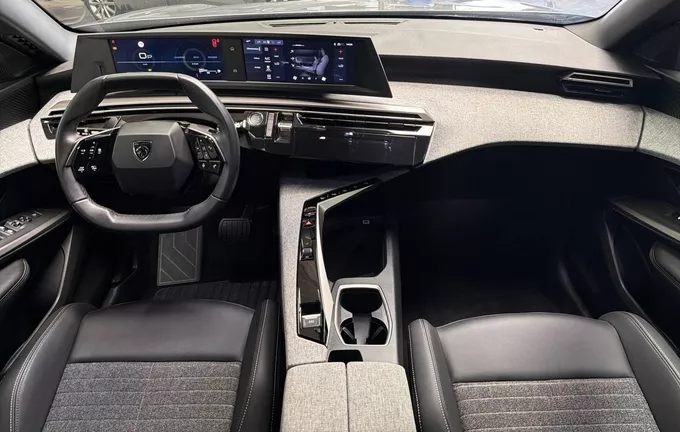 PEUGEOT 5008 Hybrid 136 e-DCS6 Allure photo 18 213479