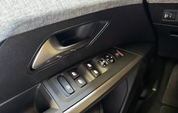 PEUGEOT 5008 Hybrid 136 e-DCS6 Allure photo 20 213479